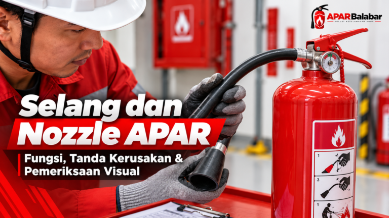 Petugas memeriksa kondisi selang dan nozzle APAR untuk melihat retak sumbatan sambungan dan kerusakan visual