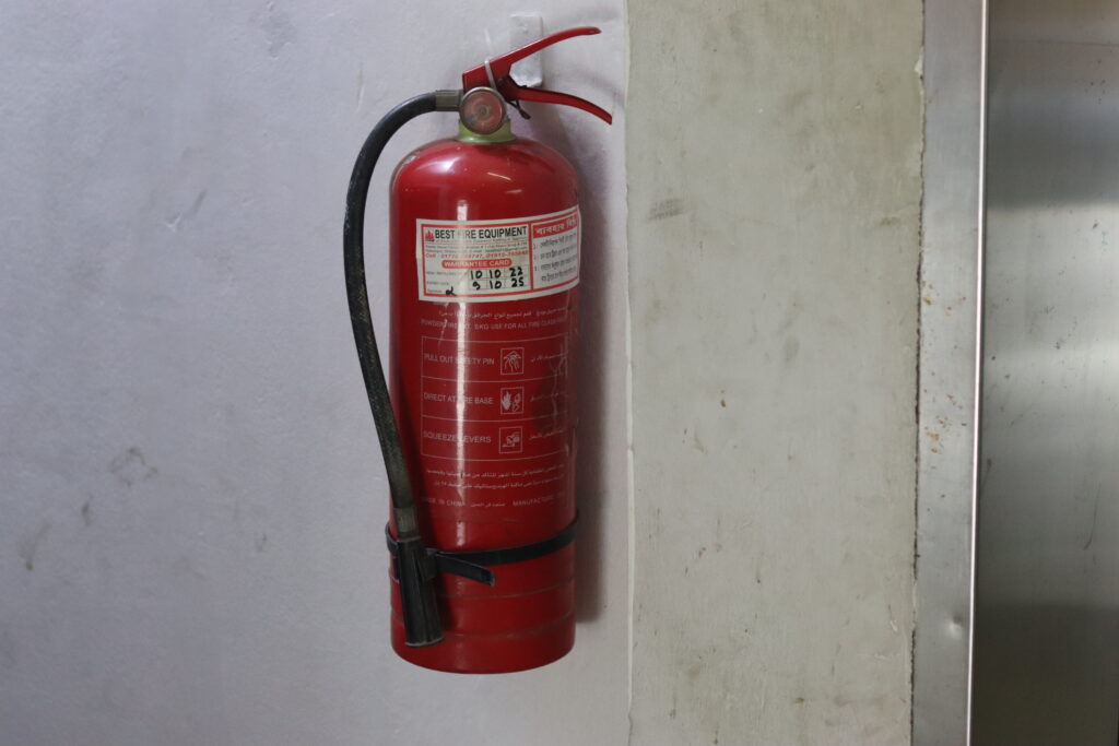 APAR merah di area kantor untuk perlindungan awal kebakaran