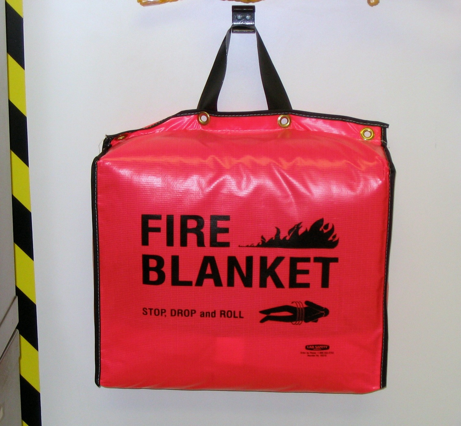 Fire blanket untuk membantu menangani api kecil di dapur dan area kerja