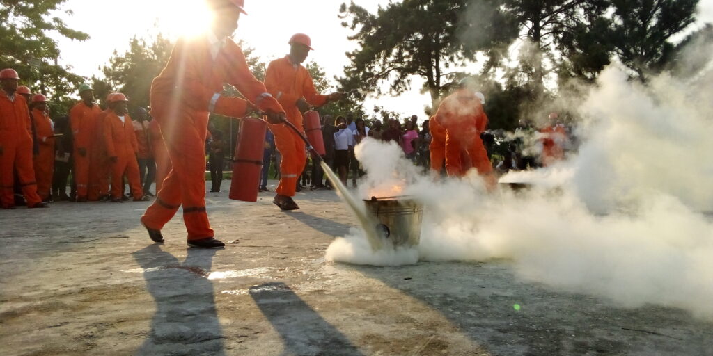 Simulasi fire drill untuk melatih respons keselamatan kebakaran di tempat kerja