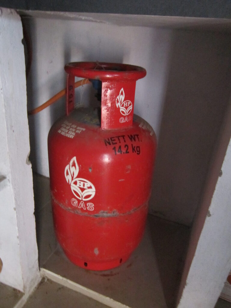 Tabung LPG di dapur yang perlu ditempatkan dan diperiksa dengan aman