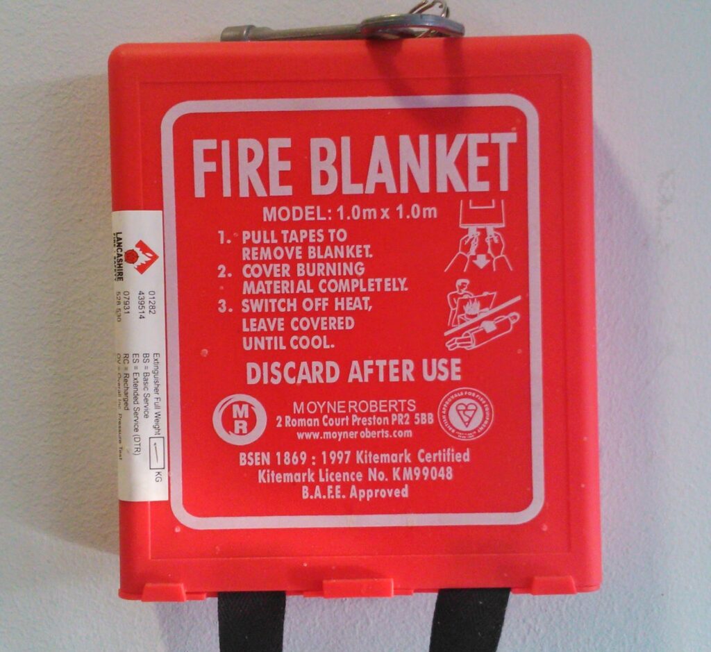 Fire blanket sebagai perlengkapan keselamatan untuk membantu menangani kebakaran kecil di dapur