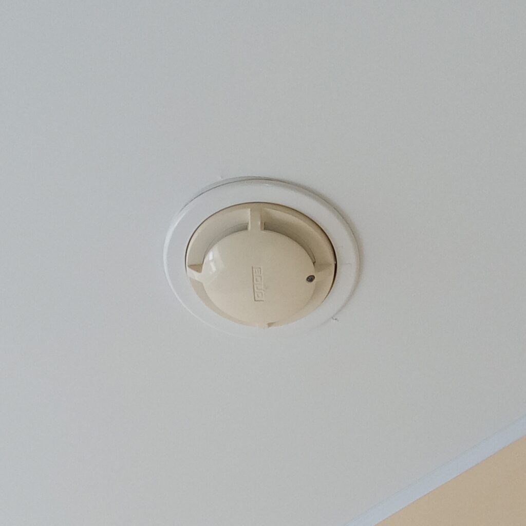 Smoke detector terpasang di plafon untuk mendeteksi asap lebih awal